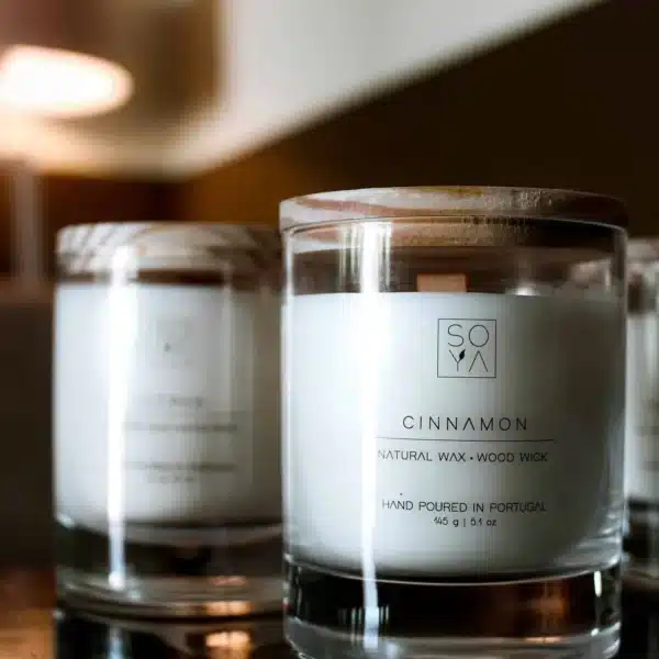 Velas perfumadas em vidro com tampa de madeira, da marca Soya, com aroma a canela.