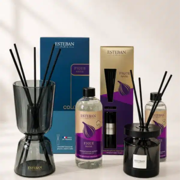 Difusores e velas perfumadas da marca Esteban Paris, com embalagens em tons de azul e dourado.
